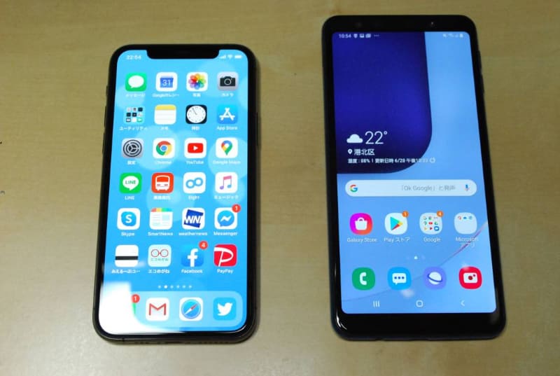iPhone 11 Pro(左)とGalaxy A7(右)