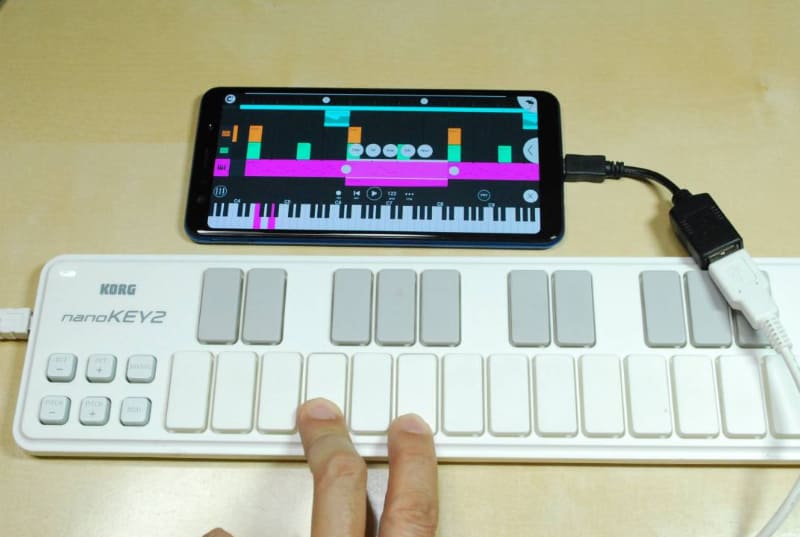 アダプタ経由でKORGキーボード「nanoKEY 2」と接続。演奏も可能だ