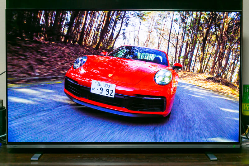 背面上部から撮影。上端は、有機ELパネルほぼそのままの厚さでかなり薄い。無数のスリットは冷却用の排気口だ