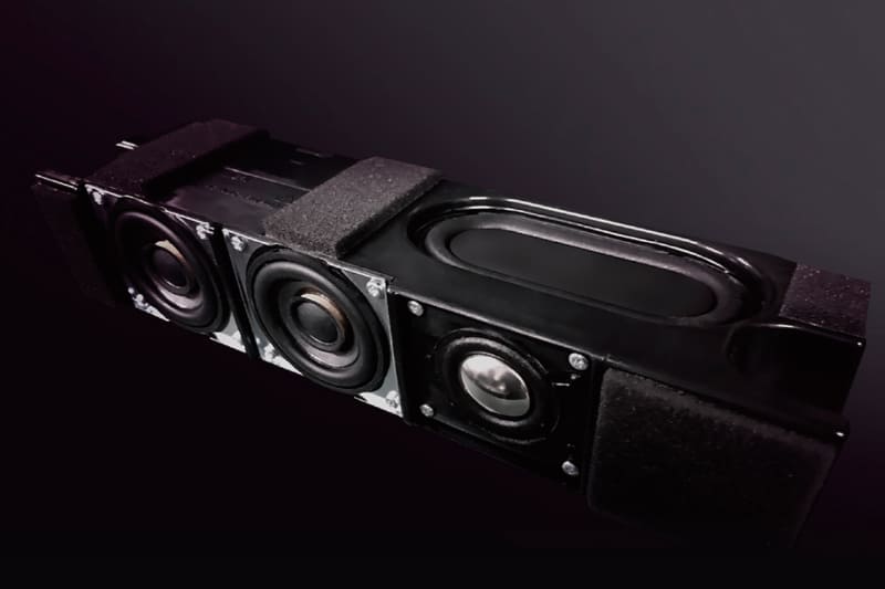 X8400のスピーカーユニット。上位X9400と同じユニットを使用している