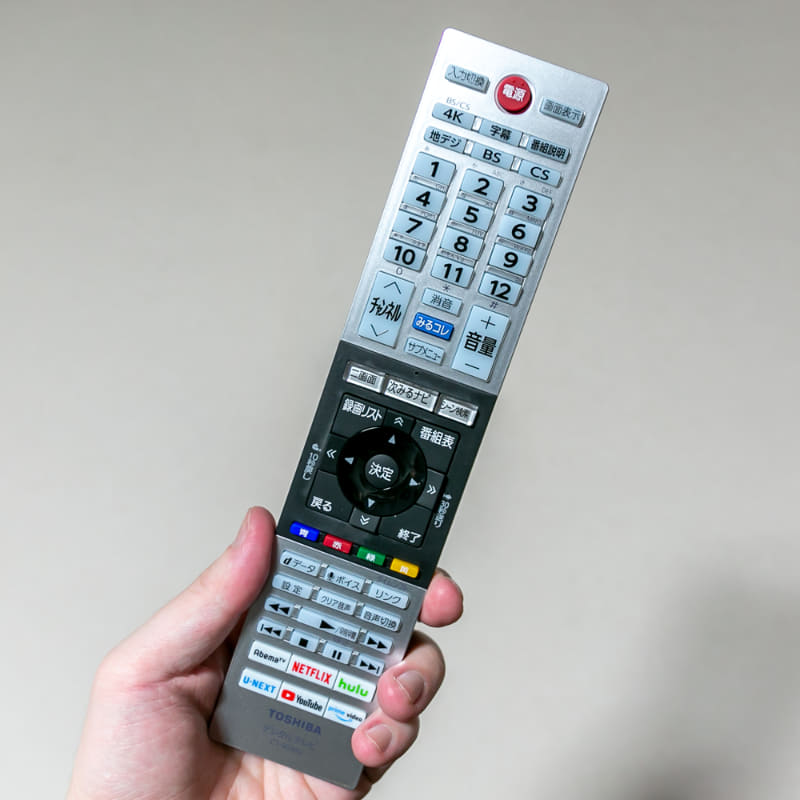 リモコンはボタンの機能配置は昨年モデルとは微妙に違うも最近のレグザ・シリーズのもの、そのままを踏襲