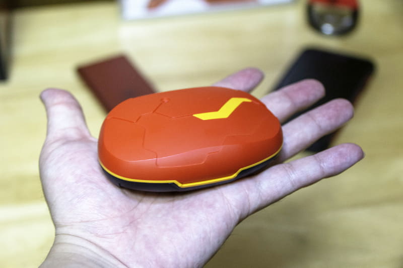 少し大きいが、平べったいのでポケットに入れやすい