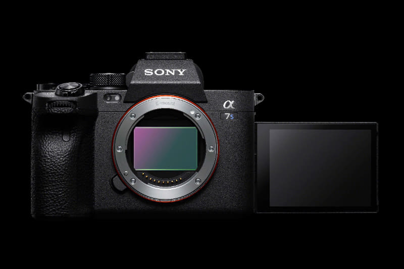 新開発の、有効約1,210万画素・35mmフルサイズ裏面照射型CMOSセンサー「Exmor R」を搭載