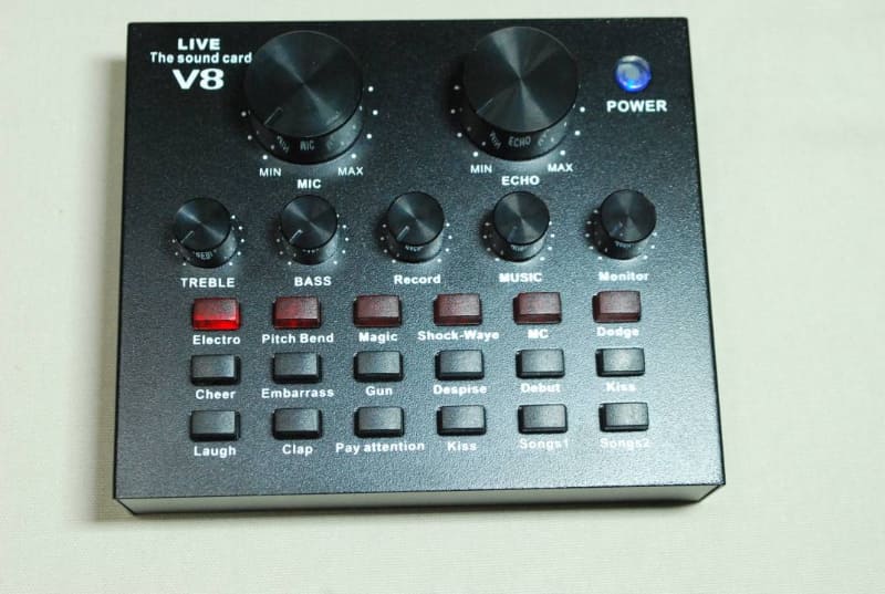 筐体左上に「LIVE The sound card V8」の文字