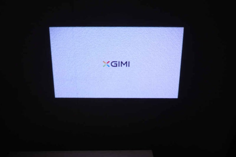 「XGIMI Halo」を起動します。最大800ANSIルーメンの投写輝度は「明るい」モードにしていなくてもその明るさが印象的です