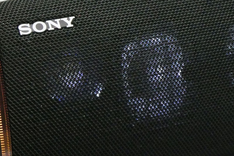 ファブリック越しにうっすら見える超楕円スピーカーとツイーター