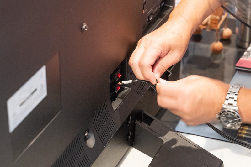 テレビ裏のスピーカーターミナルに、JBLのスピーカーを接続!