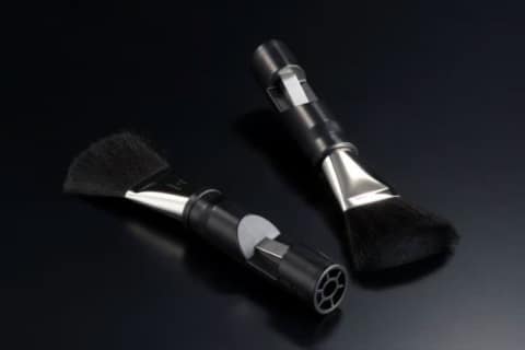 イオン除電器搭載の“オーディオ専用ブラシ” - AV Watch