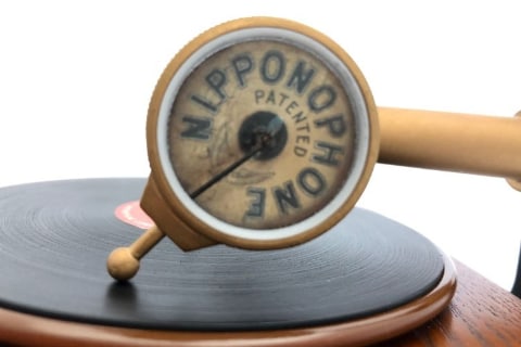 日本コロムビア、スマホの音を増幅する「インテリア蓄音器」 - AV Watch