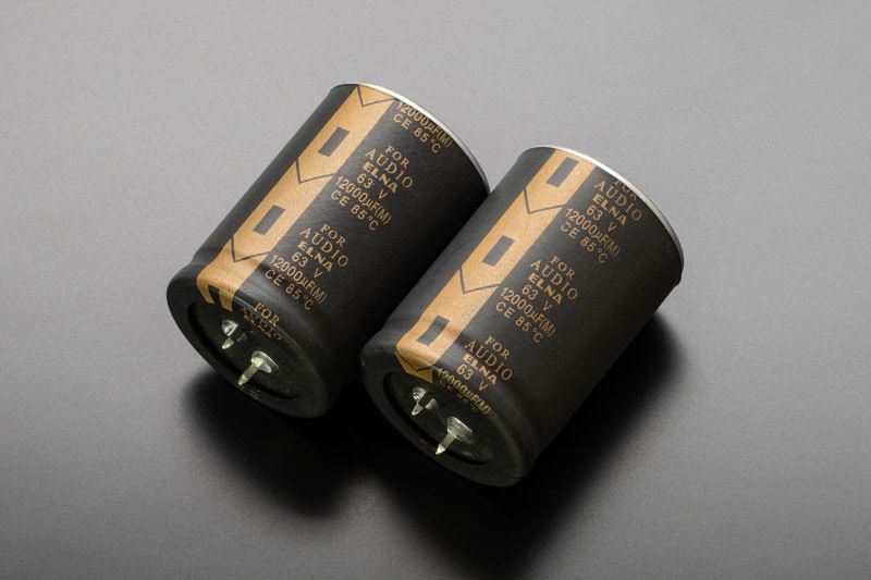 新規に開発した12,000μFのエルナー製カスタム・ブロックコンデンサーを採用