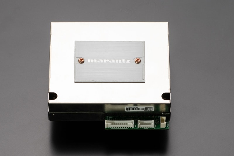 デジタル入力回路は、周辺回路へのノイズ輻射を遮断するために専用のシールドボックスに封入