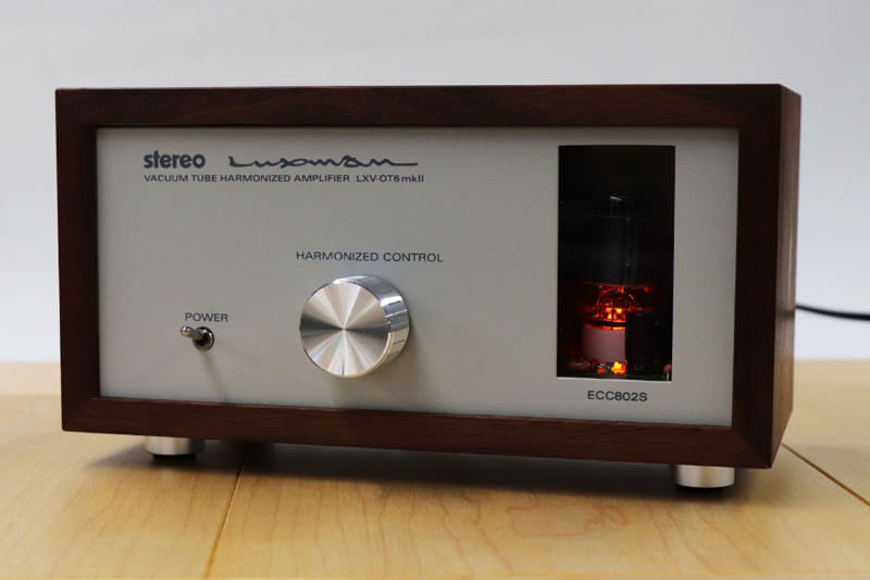 別売のオリジナル無垢材ウッドケース(15,000円)を組み合わせると、ラックスマン38シリーズのミニチュア版のような外観となる