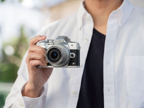 オリンパス、5軸手ぶれ補正で軽くなった「OM-D E-M10 Mark IV」 - AV Watch