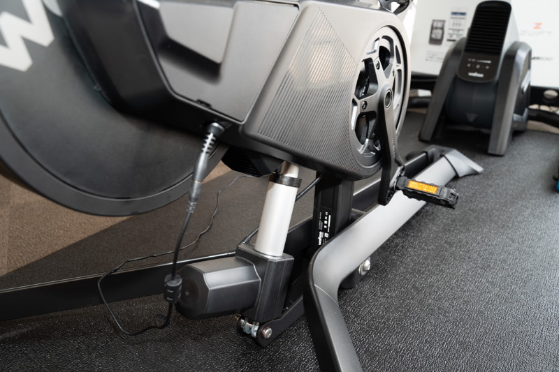 車体を傾けて勾配を再現する、「KICKR CLIMB」と同等の機能も内蔵する