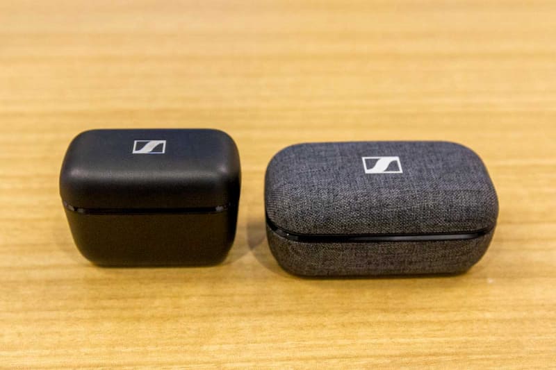 「CX 400BT True Wireless」(左)とMOMENTUM True Wireless2(右)の充電ケース
