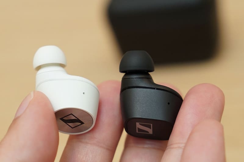 左からMOMENTUM True Wireless 2、CX 400BT True Wireless。耳に触れる内側の形状がほとんど同じだ