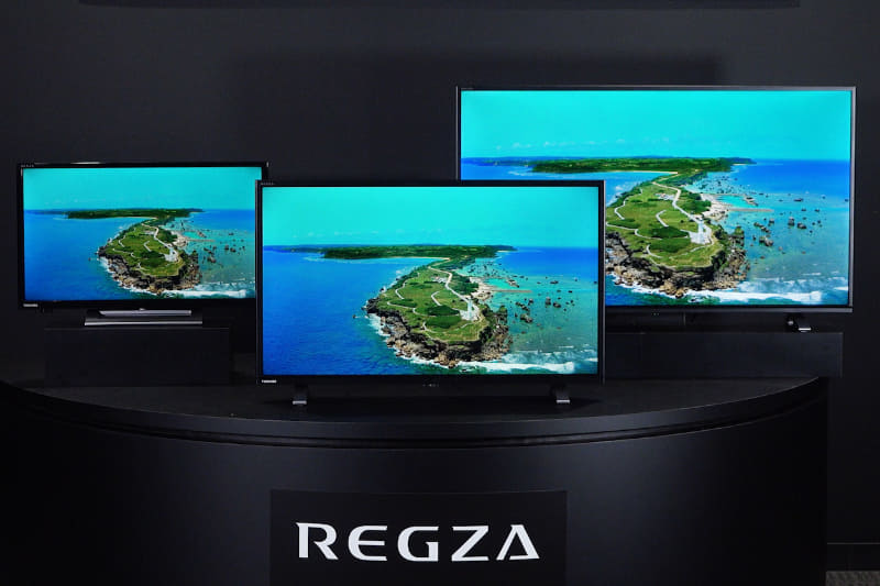 V34シリーズ。写真左から24型、32型、40型をラインナップする