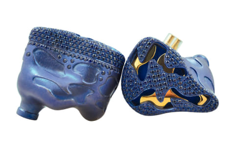 約195万円の“ジュエリー”イヤフォン「Blue Dragon」。サファイア800個