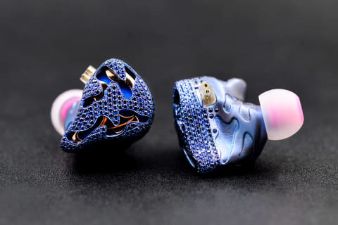 約195万円の“ジュエリー”イヤフォン「Blue Dragon」。サファイア800個