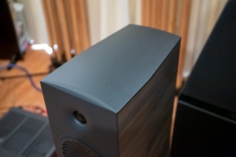 800F、200Bともに、後方が絞り込まれたキャビネットを採用