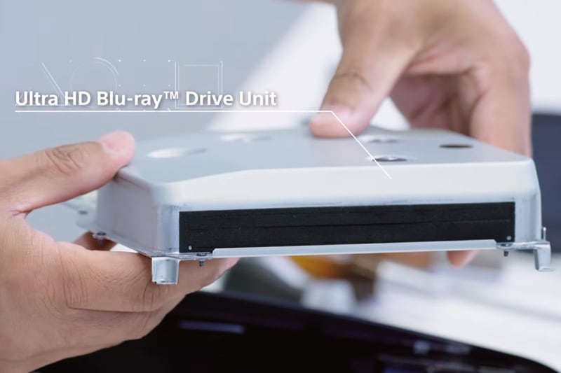 Ultra HD Blu-rayのドライブユニットは板金ケースで完全に覆われている