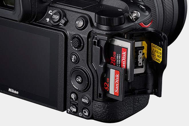 CFexpress(Type B)/XQDカードスロットに加え、SDカード(UHS-II対応)スロットも搭載