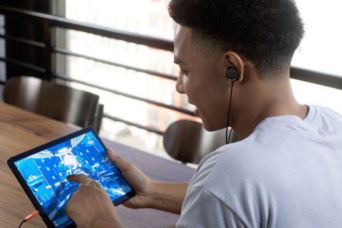 JBL、2,880円の“ゲーミングイヤホン”「Quantum 50」 - AV Watch