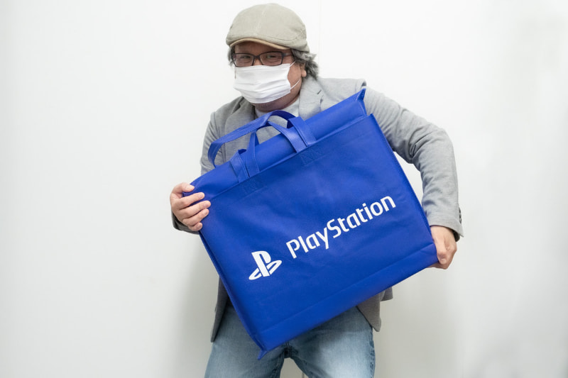 本体を持って編集部へ。身長162cmの小さなおじさんである筆者と比較すると、パッケージの大きさがわかるだろう