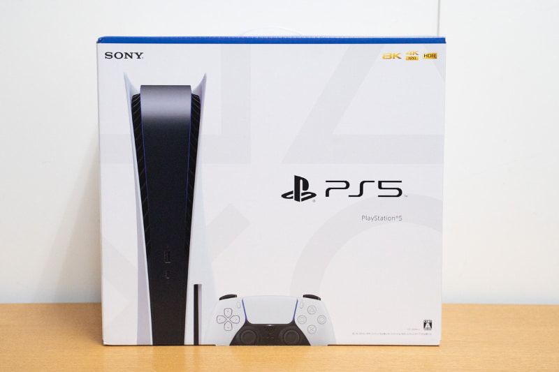 PS5パッケージ。外装は意外と普通である