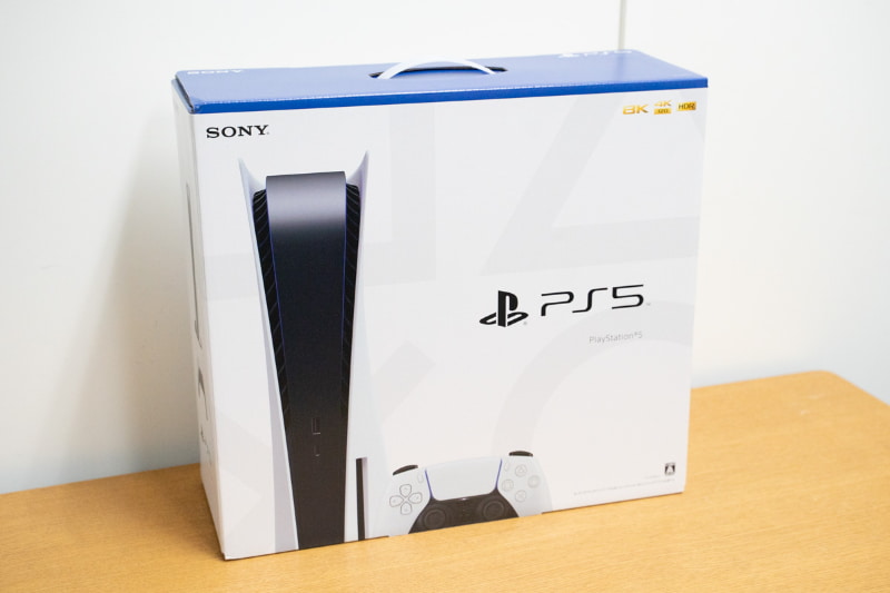 PS5パッケージ。外装は意外と普通である