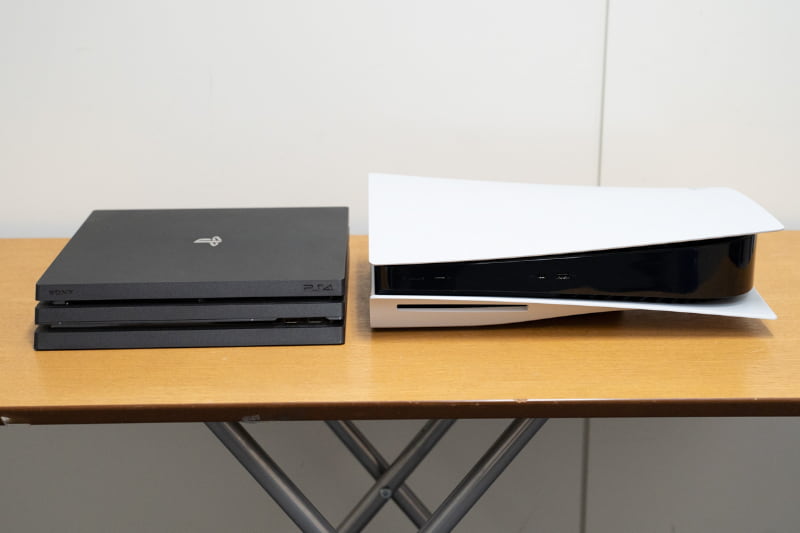 PS4(現行モデル)とPS5を比較。奥行きは短くなったが、立てたときの高さはかなり伸びている