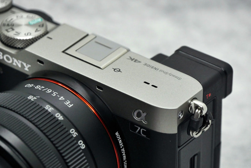 左肩にスピーカー、マウントの上にステレオマイク