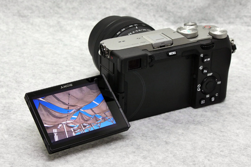 液晶は横出しのバリアングル