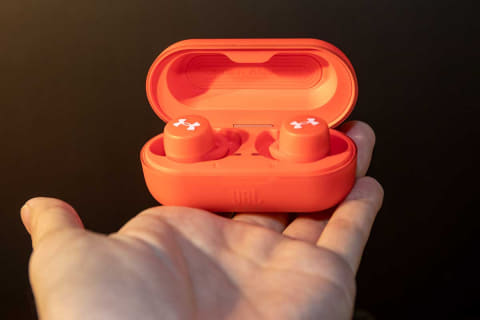 JBL×アンダーアーマー完全ワイヤレスに日常使いしやすい小型モデル