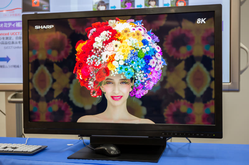 31.5型の業務用8Kディスプレイ