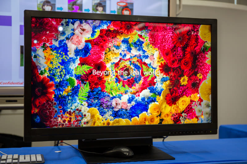 31.5型の業務用8Kディスプレイ