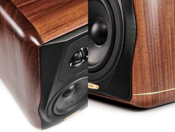 上位機の「Electa Amator III」は、底面にカッラーラ産大理石をあしらっている。価格はペア130万円