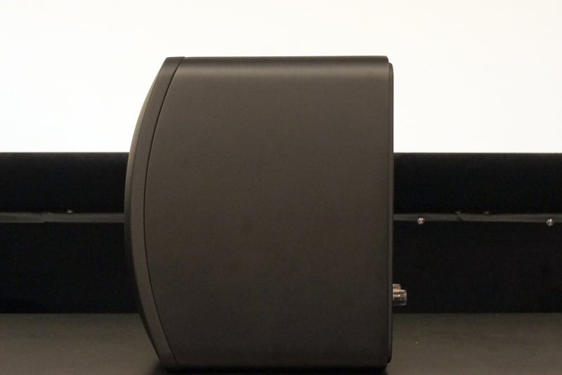 LS50Metaの側面。バッフル面がかなり湾曲し、球面の近い形状になっていることがわかる。形状自体は旧モデルとまったく同様だ