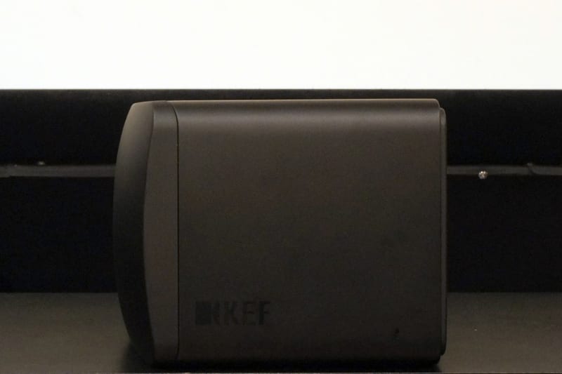 同じく天面から見たところ。こちらもバッフル面は緩いカーブを描いている。バッフル面の厚みがかなりあることにも注目