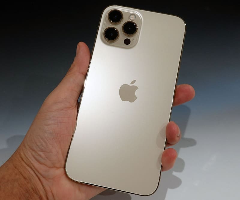 iPhone 12 Pro Max。カラーはゴールド