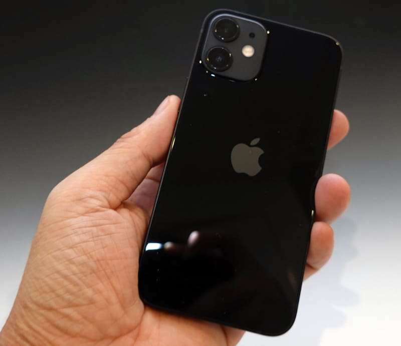 iPhone 12 mini。カラーはブラック