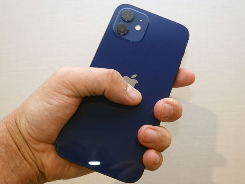 iPhone 12を同じく片手で。持てなくはないが親指は画面の端に届かない
