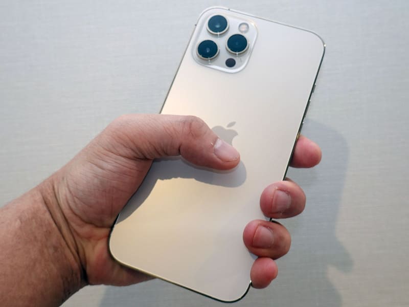 iPhone 12 Pro Max。こちらは「持てるが片手だけで使うものではない」感じだ