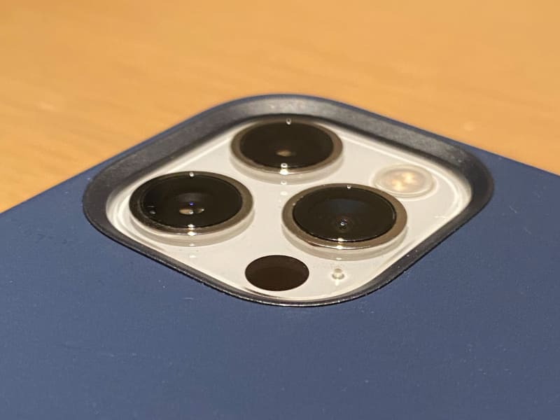 順に、12 Pro Max・12 Pro・12 miniのカメラ部。ケースの縁をみると、12 Pro Maxのみ盛り上がりが大きいのがわかる