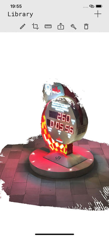 ぐるりとスキャンしたい風景の周りを動くだけで簡単に3Dのデータができる。品質はそこまで高い訳ではないが、数分の作業で、スマホだけでできると思えば驚きだ