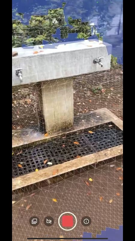 ぐるりとスキャンしたい風景の周りを動くだけで簡単に3Dのデータができる。品質はそこまで高い訳ではないが、数分の作業で、スマホだけでできると思えば驚きだ