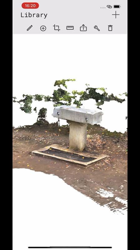 ぐるりとスキャンしたい風景の周りを動くだけで簡単に3Dのデータができる。品質はそこまで高い訳ではないが、数分の作業で、スマホだけでできると思えば驚きだ