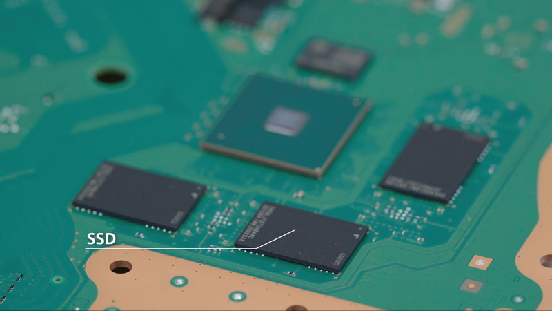PS5はメインボードにSSD（フラッシュメモリー）が直付けされ、ゲームに特化した12チャンネル対応のための独自I/Oコントローラーと共に動作する