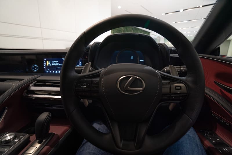 ステアリングの向こうに、ボーカルが見える……ようだ