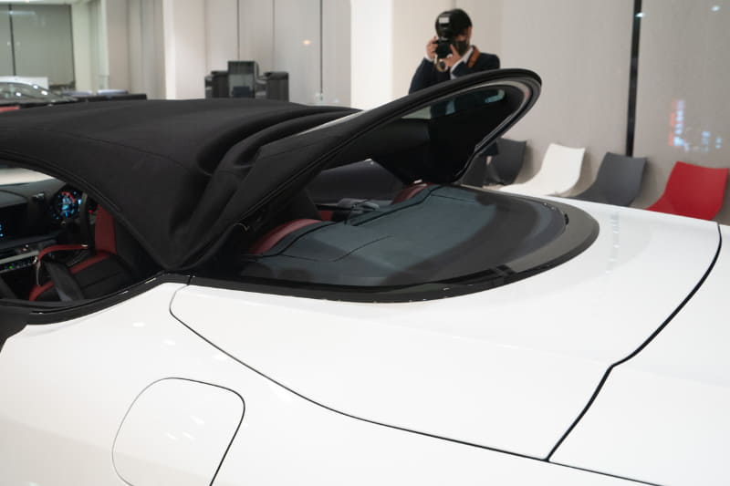 気分にあわせ、屋根を格納してオープンカーにできる。精密な動きは見ていてグッとくる